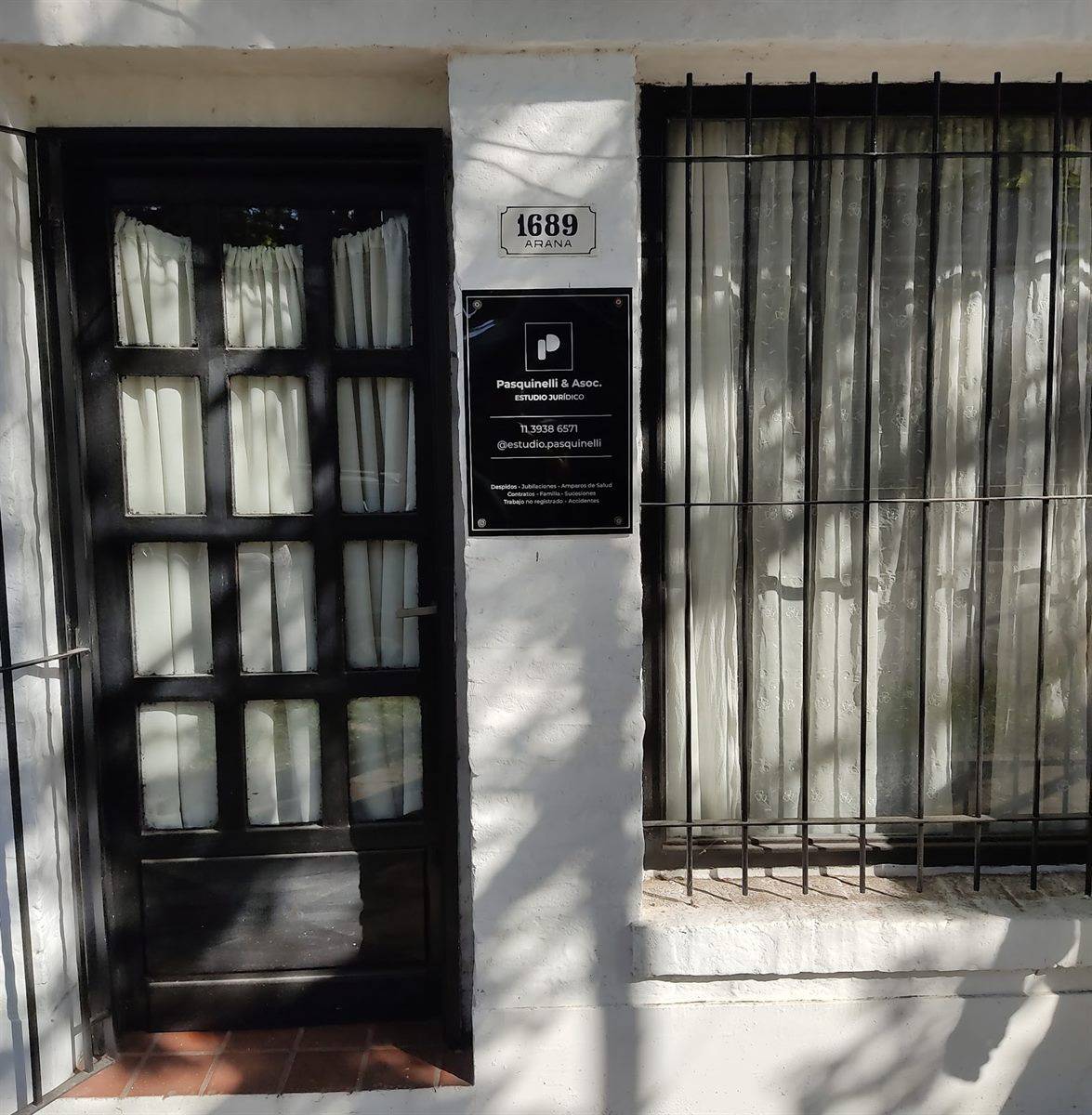 Frente del Estudio Jur&iacute;dico Pasquinelli & Asoc. en Luis Guill&oacute;n, Esteban Echeverr&iacute;a